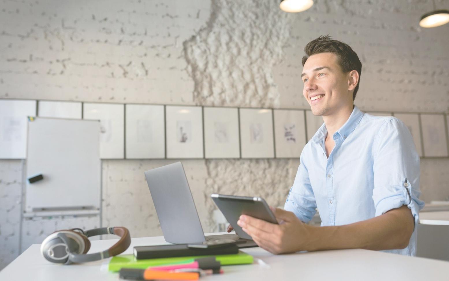 Profesionales analizando datos financieros en una sesión de formación práctica